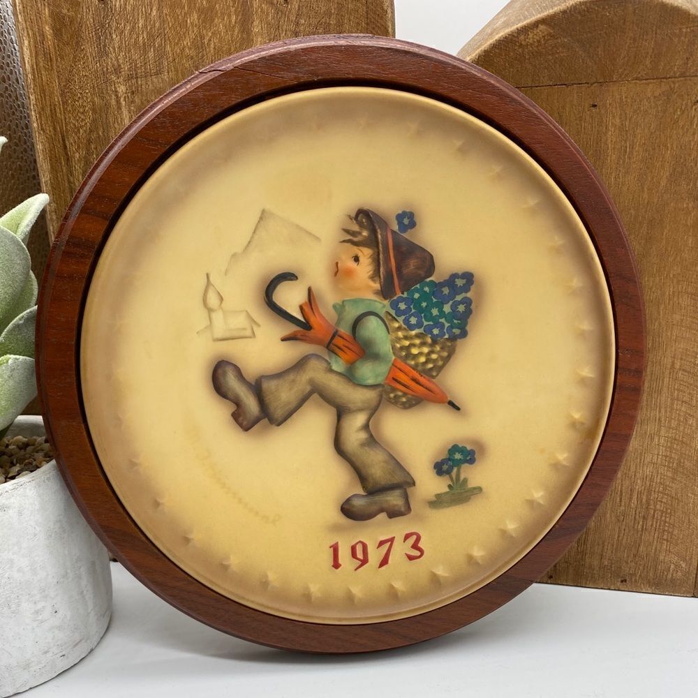 M.J. Hummel 1973 display plate D5‎